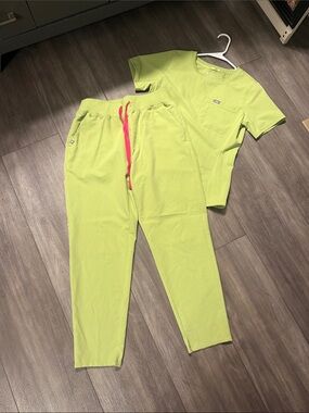 Lime Green Scrub Set with Pink Drawstring
Top: small 
Pants- tapered: medium